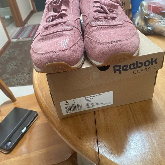 Reebok classic, pink, NWOT, size 9/ 40, great condition - Picture 4 of 5